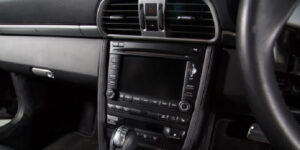 Lire la suite à propos de l’article Montage poste radio voiture : comprendre les différents fils et branchements