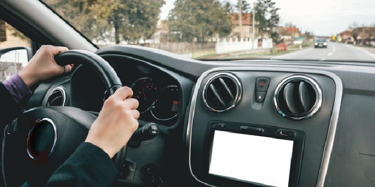 Pourquoi la fixation autoradio est-elle une étape cruciale ?