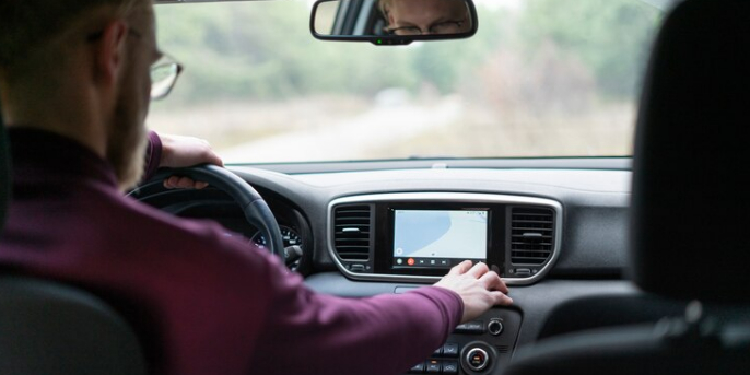 Pourquoi les bons accessoires sont essentiels pour la pose d'un autoradio CarPlay ?
