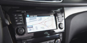 Lire la suite à propos de l’article Pose autoradio CarPlay : les accessoires nécessaires pour une installation réussie
