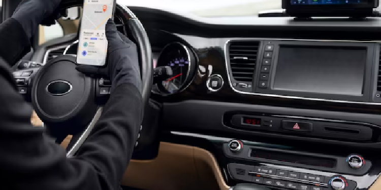 Les objets du quotidien à utiliser pour enlever un autoradio sans extracteur